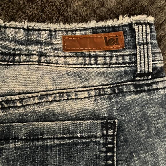 Size 3 Jean shorts . - Picture 3 of 4